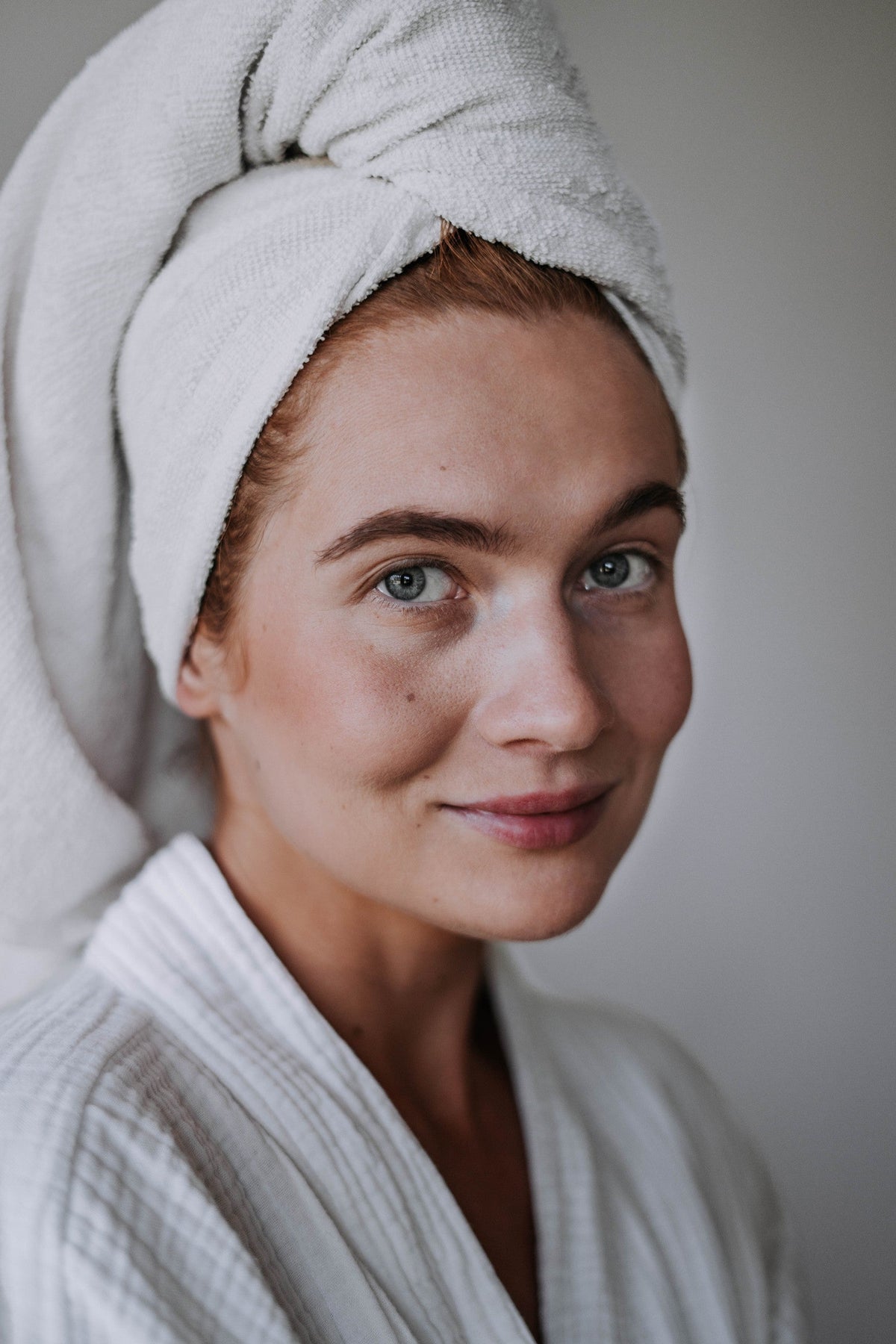 Brun utan sol-serum för ansiktet med hyaluronsyra