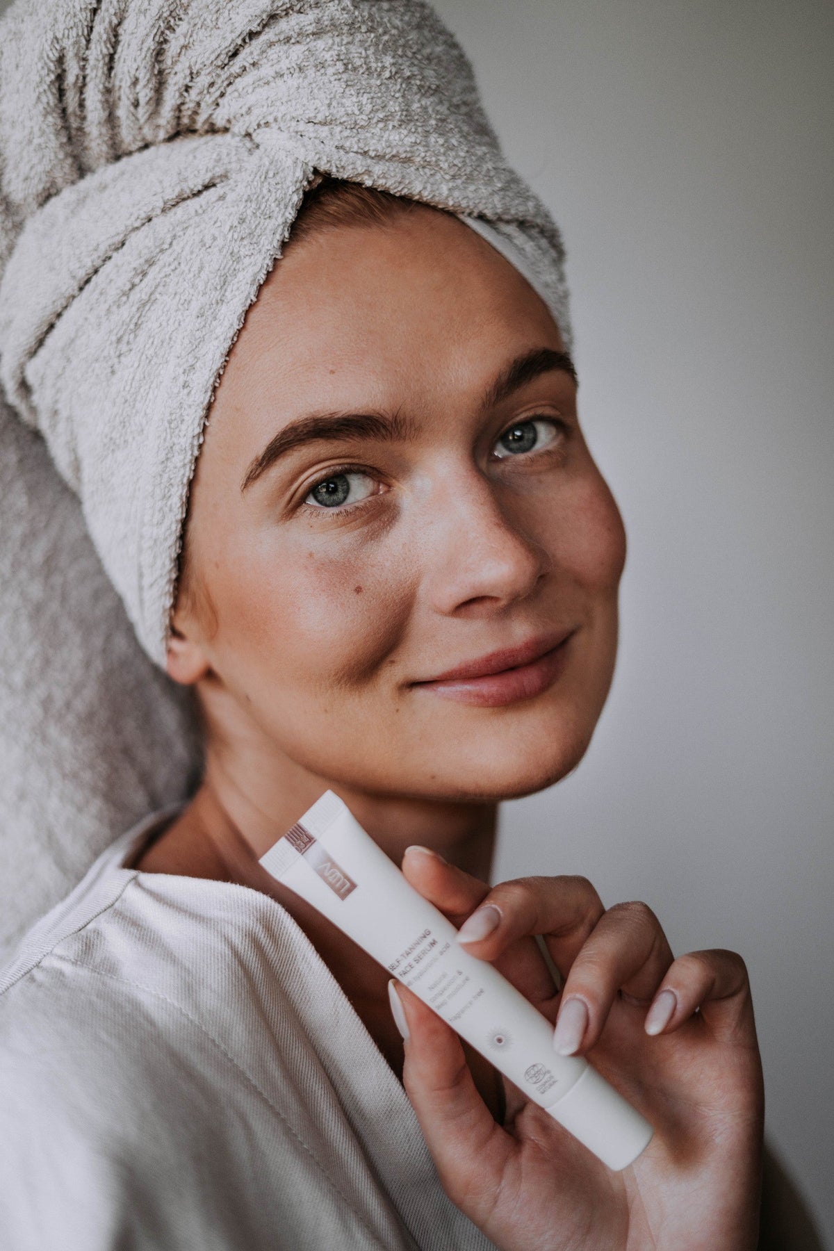 Brun utan sol-serum för ansiktet med hyaluronsyra